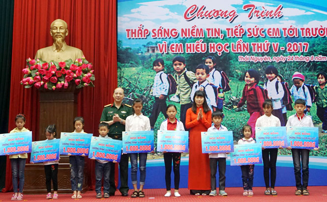 Trao 200 suất học bổng cho học sinh nghèo