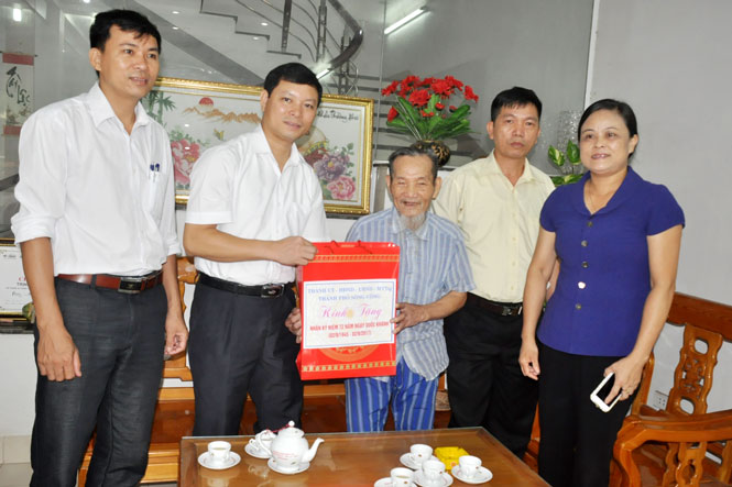 Tặng quà các đối tượng chính sách