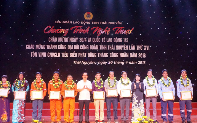 Tôn vinh 110 công nhân lao động 