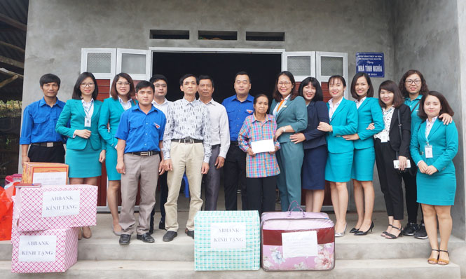 Hộ trợ hộ nghèo xây nhà