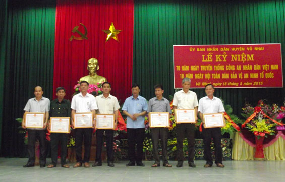 Khen thưởng 14 tập thể, cá nhân có thành tích xuất sắc