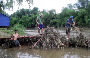 Cầu trôi, người dân lại mạo hiểm