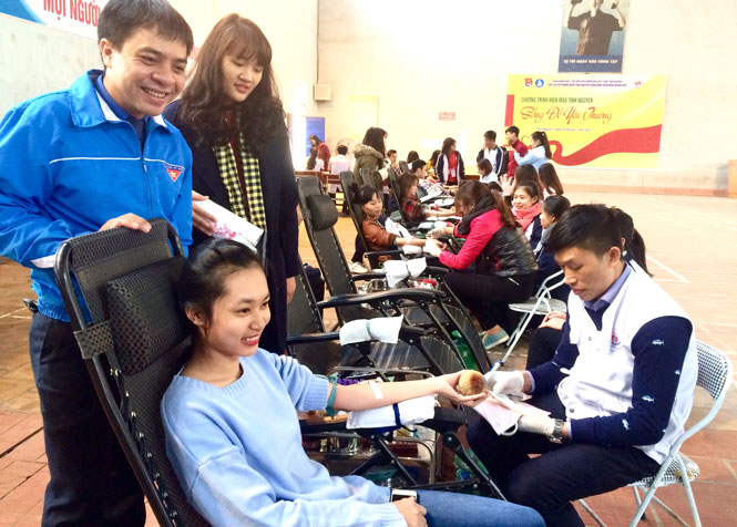 Sinh viên Trường Đại học Y-Dược Thái Nguyên: Hưởng ứng Chiến dịch hiến máu tình nguyện “Sống để yêu thương”