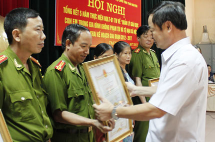 Khen thưởng 20 tập thể và cá nhân xuất sắc