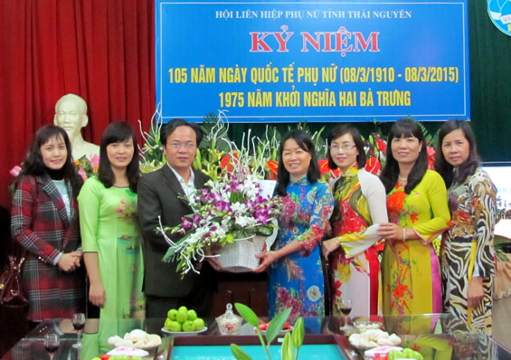 Đồng chí Đỗ Xuân Hòa, Phó Tổng biên tập Báo Thái Nguyên chúc mừng Hội LHPN tỉnh nhân Ngày Quốc tế 8-3.