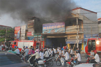 Cháy gara ôtô gây kẹt xe ở Quốc lộ 1A