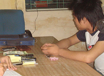 Giả sĩ tử đột nhập ký túc xá, nẫng 10 điện thoại