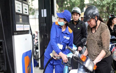 17 lần điều chỉnh, giá xăng tăng 70 đồng/lít so với cuối năm 2014