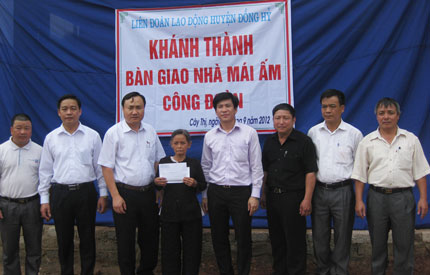 Ban giao Nhà mái ấm công đoàn