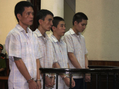 Nhóm côn đồ vác dao chém người lĩnh án