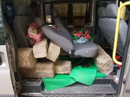 Kẻ giả danh thiếu tá quân đội vận chuyển gỗ lậu bị khởi tố