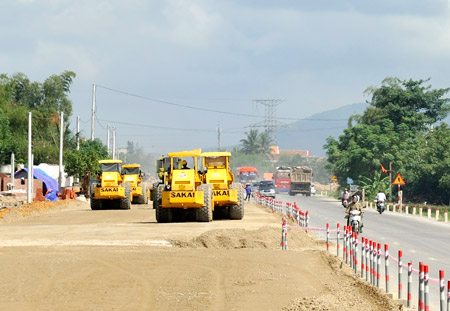 Chính phủ biểu dương 10 tỉnh GPMB QL1, QL14 đúng thời hạn