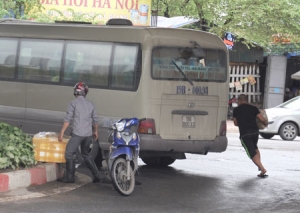 Vì sao hàng cấm ngang nhiên lên xe khách?