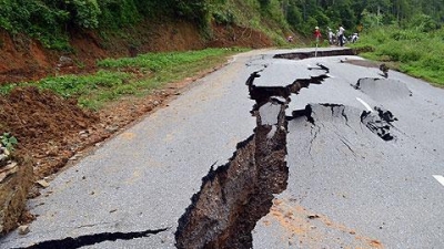 Đường lên khu du lịch hồ Ba Bể bị sụt gây ách tắc giao thông