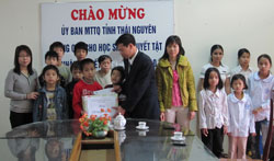 Thăm, tặng quà các đối tượng khó khăn, đồng bào dân tộc thiểu số