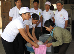 Những bát gạo làm no bụng, ấm lòng người nghèo