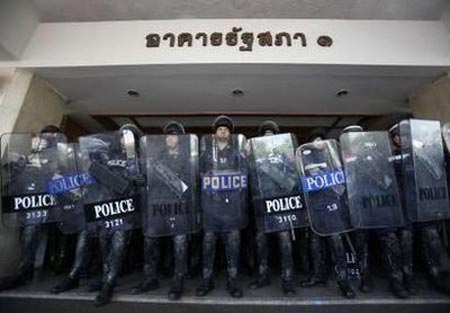 Thái Lan ban bố tình trạng khẩn cấp