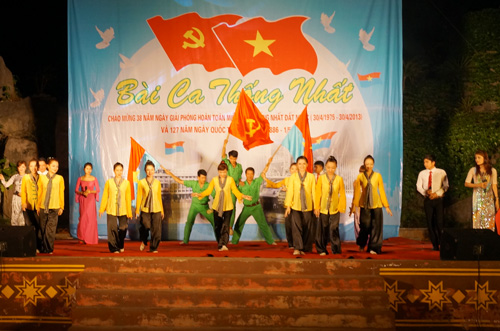 Gần 20 tiết mục hát múa chào mừng 30-4