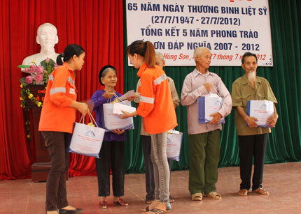 Thăm, tặng quà các gia đình chính sách trong vùng Dự án