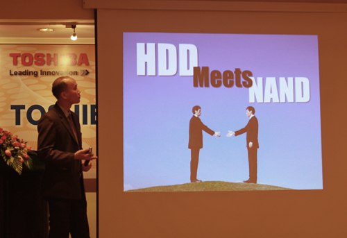 Toshiba công bố ổ cứng lai đầu tiên