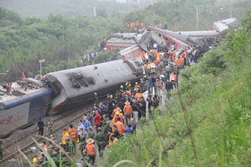 Trung Quốc: Tàu trật bánh, gần 100 người thương vong