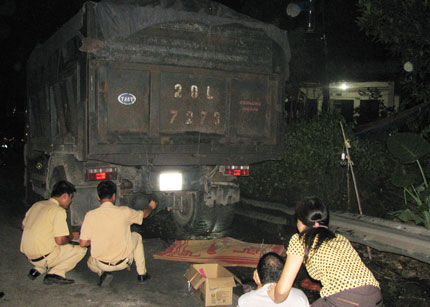 Ô tô mất lái đâm vào người đi bộ