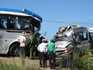 Xe khách đâm nhau làm 17 người chết và bị thương 