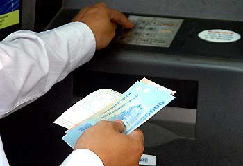 Xâm nhập dữ liệu ngân hàng rút trộm tiền