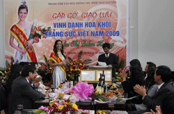 Giao lưu với Hoa khôi trang sức 2009