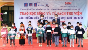 Trao tặng 250 suất học bổng cho học sinh có hoàn cảnh khó khăn