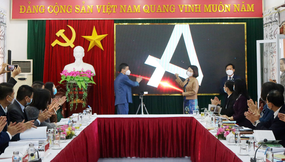 Các đại biểu bấm nút khai mạc Triển lãm công nghệ số thực tế ảo 3D “Di sản văn hóa Thái Nguyên theo dòng lịch sử”.