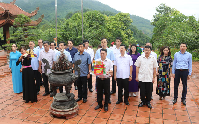 Dâng hương, báo công với Bác Hồ