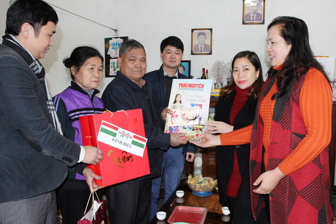 Thăm, tặng quà gia đình cán bộ, chiến sĩ đang công tác tại Trường Sa