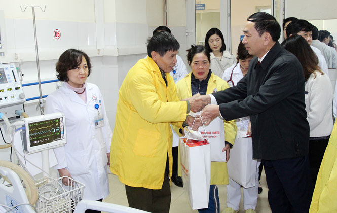 Các đồng chí lãnh đạo tỉnh thăm tặng quà các đơn vị