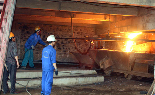 Trình diễn mô hình luyện xỉ titan bằng lò điện hồ quang