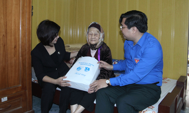 Thăm, tặng quà các Mẹ Việt Nam Anh hùng và gia đình chiến sĩ