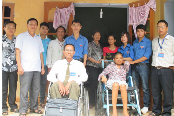 Tặng xe lăn cho người khuyết tật