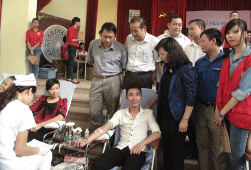 Phát động chiến dịch “Những giọt máu hồng” hè 2014