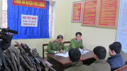 Tiếp nhận trên 140 khẩu súng và nhiều loại vũ khí, vật liệu nổ