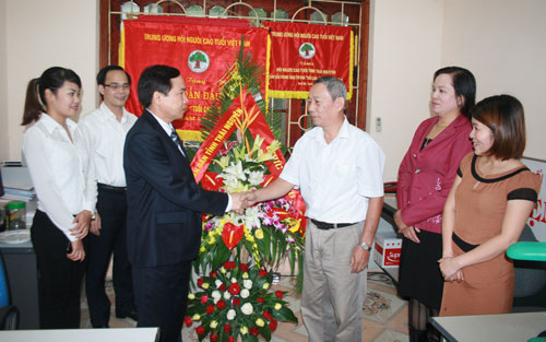 Các đồng chí lãnh đạo tỉnh chúc mừng Hội Người cao tuổi