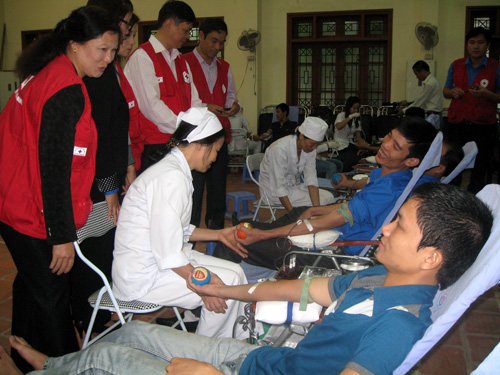 Trên 200 người tham gia hiến máu nhân đạo