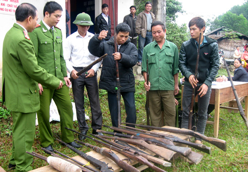 Vận động người dân giao nộp vũ khí, vật liệu nổ
