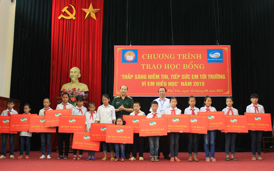 100 suất học bổng dành tặng học sinh nghèo vượt khó