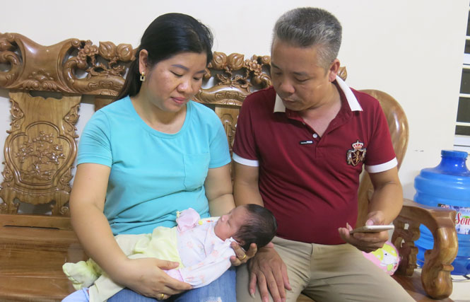 Một bé gái bị bỏ rơi ở ga Lưu Xá