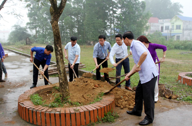 Trao tặng Vườn cây SEMV cho trường học - Báo Thái Nguyên điện tử