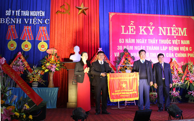 Bệnh viện C Thái Nguyên: Đón nhận Cờ thi đua của Chính phủ
