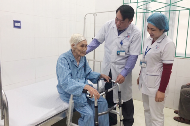 Phẫu thuật thay khớp háng thành công cho cụ bà 89 tuổi