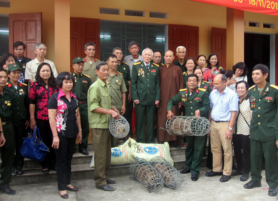 Tặng quà gia đình đồng đội có hoàn cảnh khó khăn