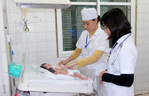 Mẹ sinh thường ở nhà, con suýt tử vong