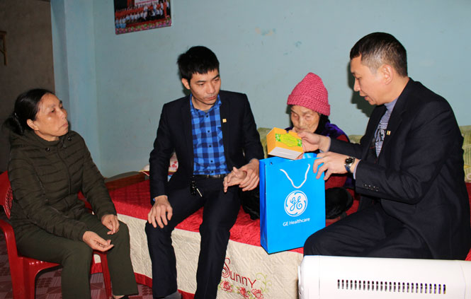 Thăm, chúc Tết Mẹ Việt Nam Anh hùng Trần Thị Ruẩn